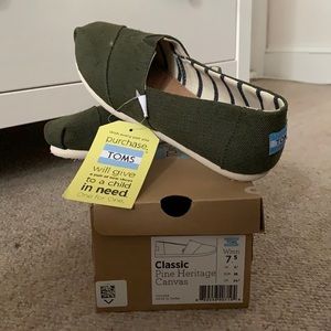 Toms Classic Canvas - NWT and box!